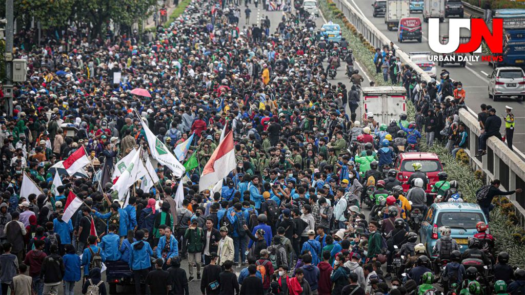 Aksi Demo Ditunda: Menanti Keputusan DPR dan KPU