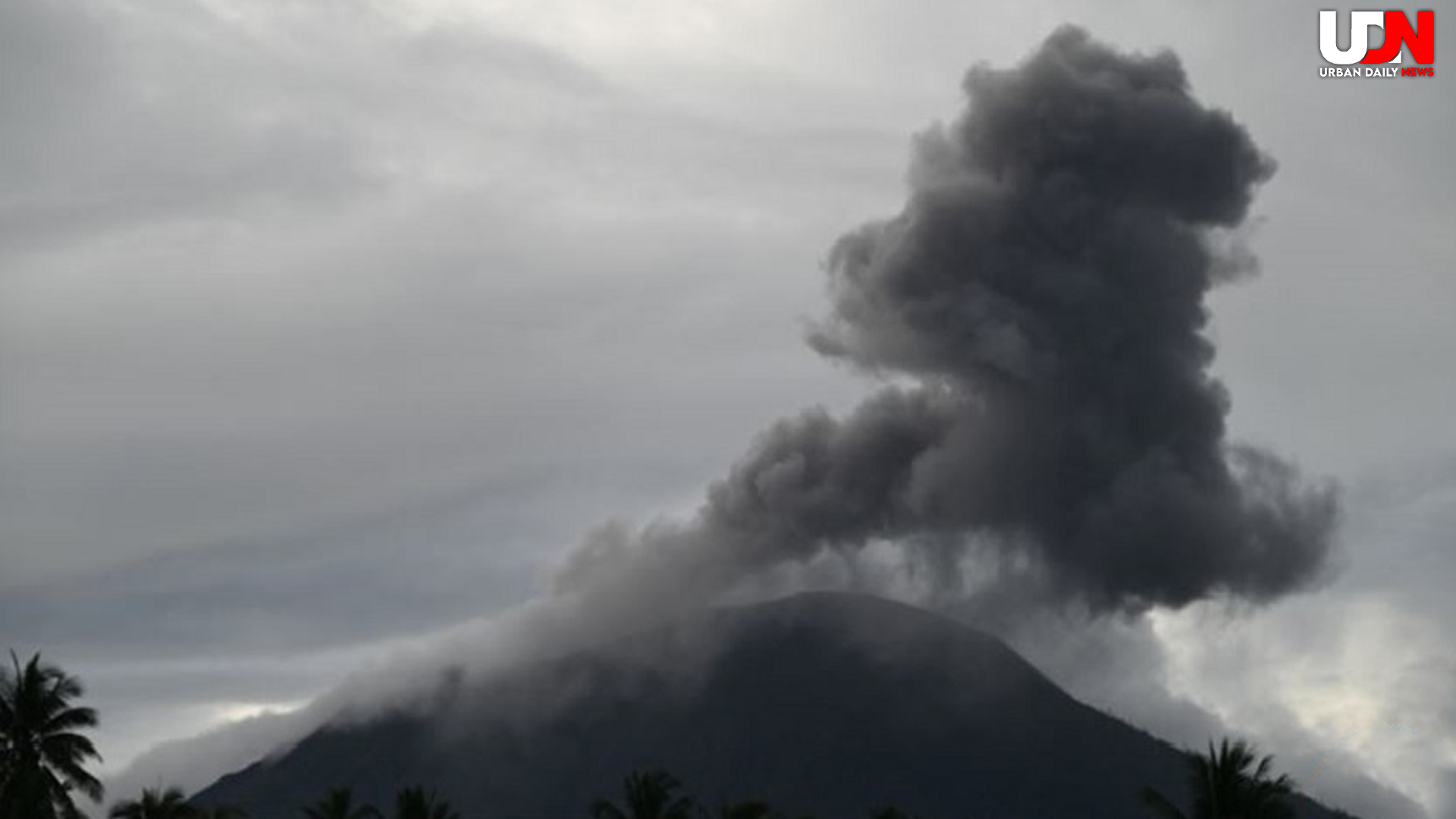 Gunung Ibu Meletus, Kolom Abu Capai 1.200 Meter ke Atmosfer