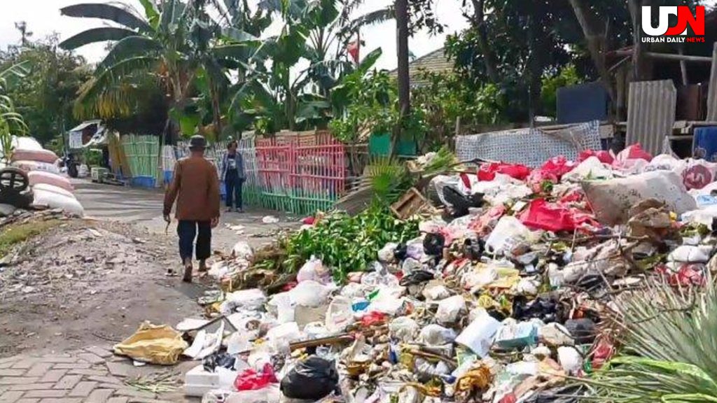 Sampah di Komplek Keuangan Tangerang Ganggu Akses Jalan