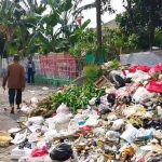 Sampah di Komplek Keuangan Tangerang Ganggu Akses Jalan