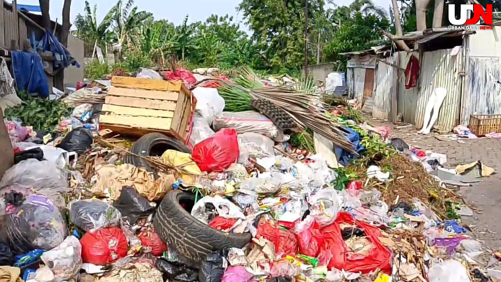 Sampah di Komplek Keuangan Tangerang Ganggu Akses Jalan