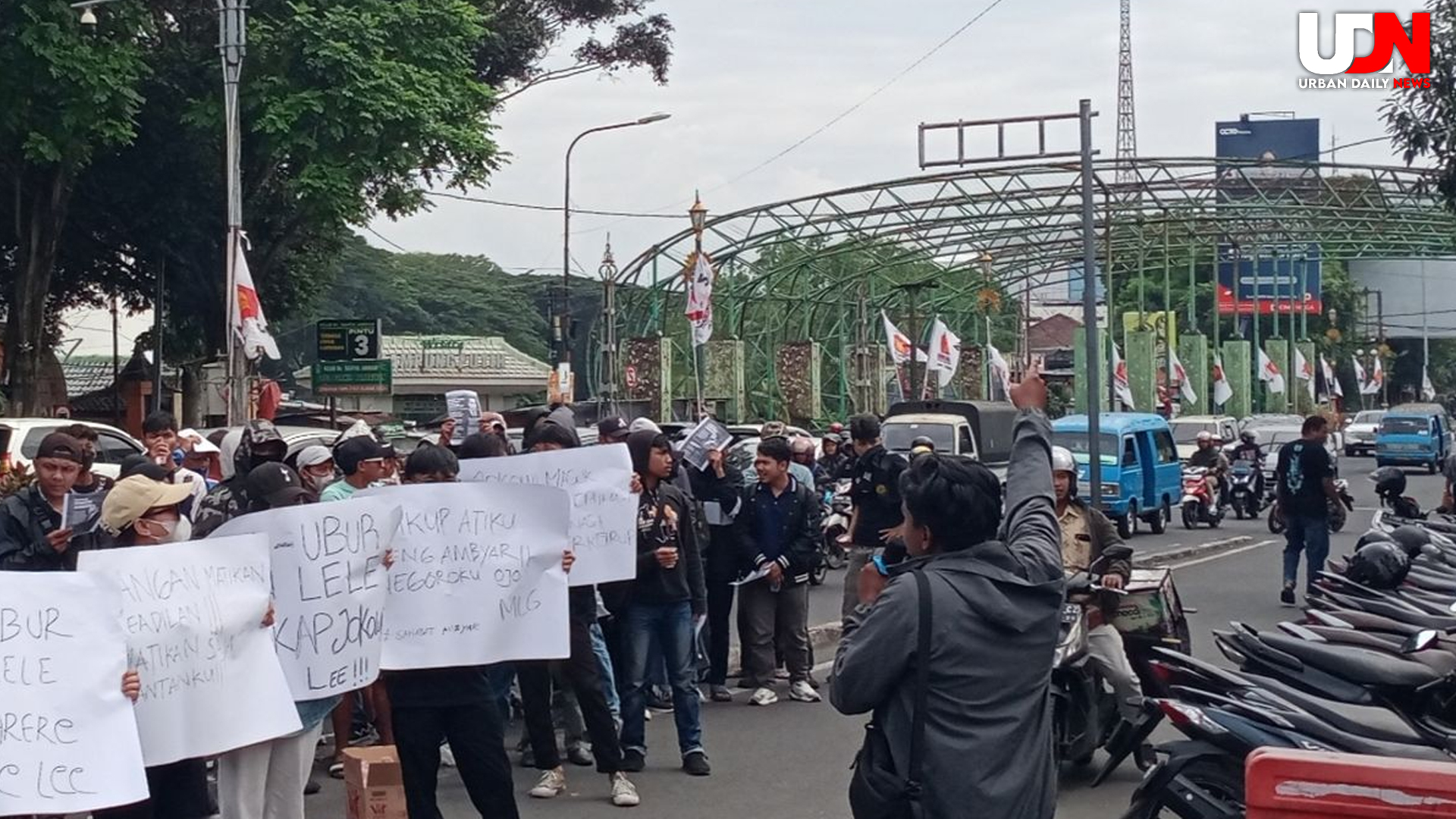 Protes Warga Malang: Serukan Tuntutan Agar Jokowi Diadili