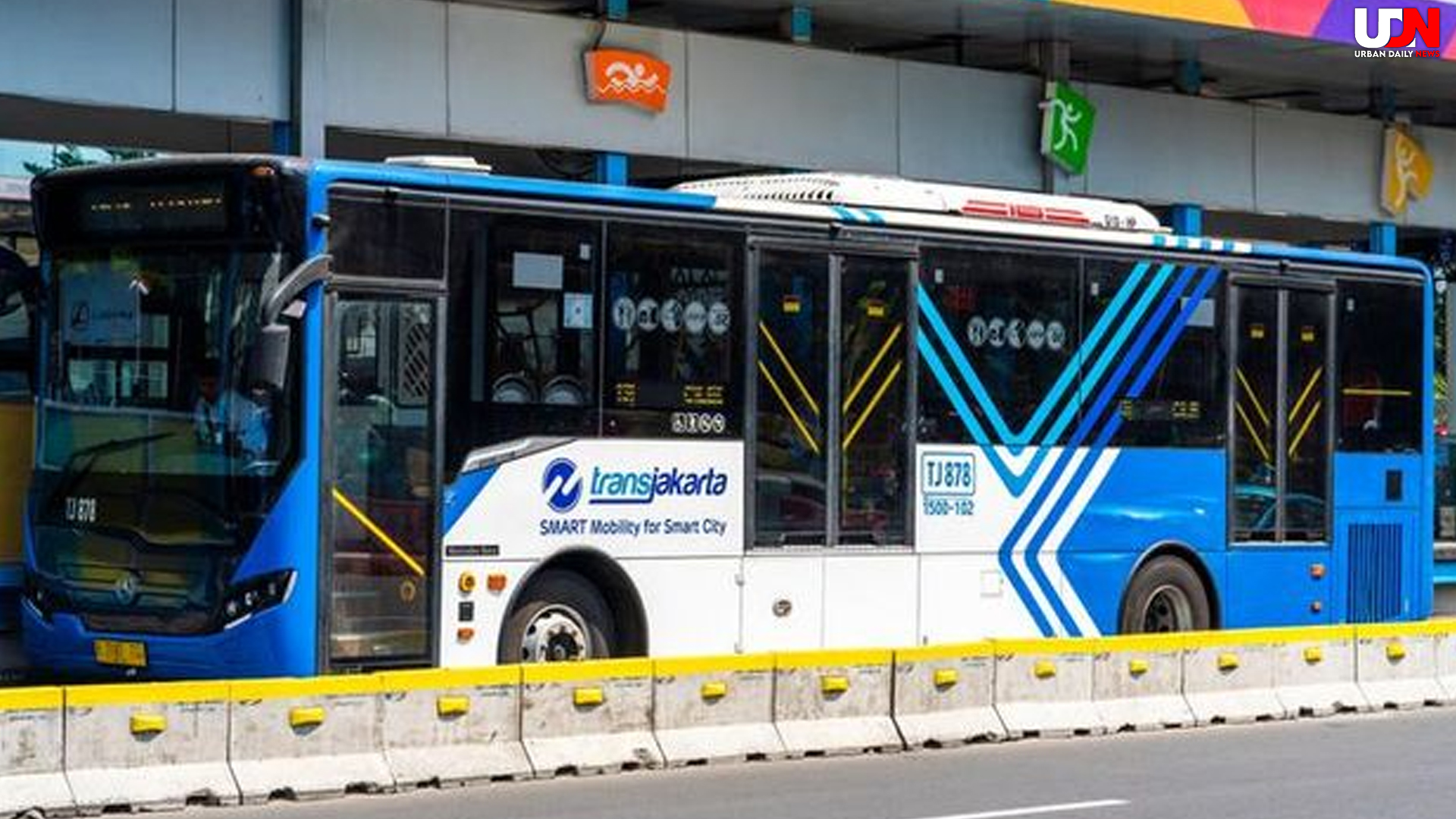 Mencekam TransJakarta Terjebak, Penumpang Paksa Keluar