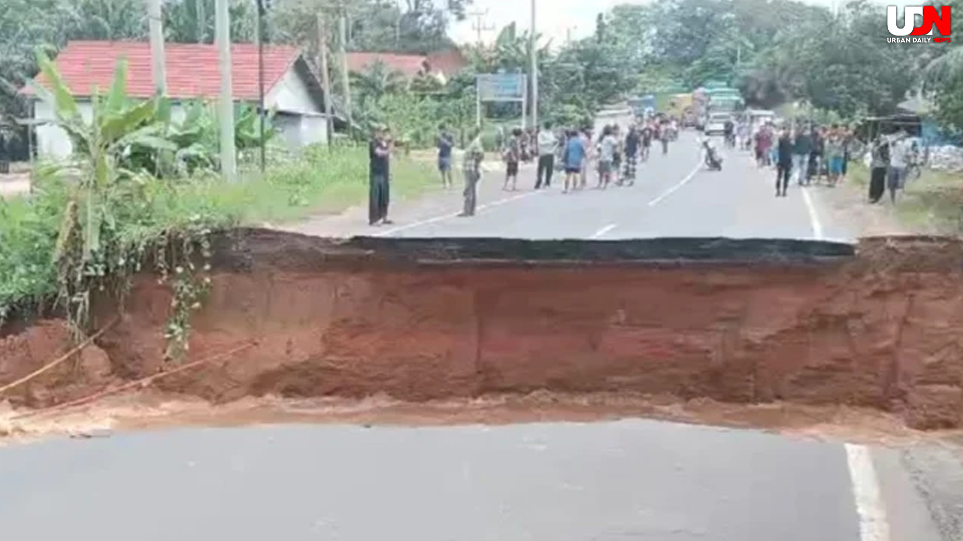 Jalan Lintas Sumatera Amblas, Akibat Banjir Besar Putus Total